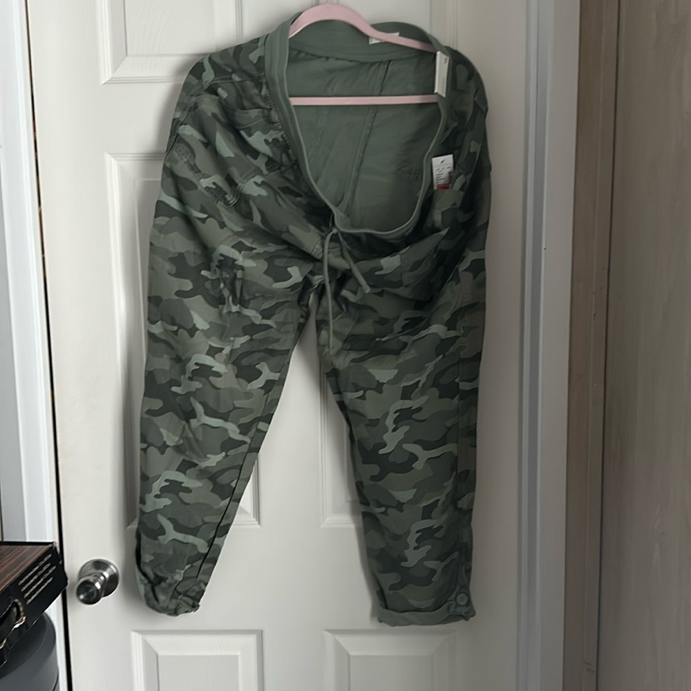 Maurice’s cammo capri pants size XL